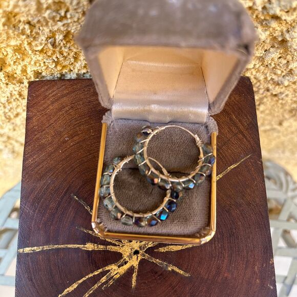 Vintage Hoop Earring in Sterling Silver with Aurora Borealis Beads - Picture 5 of 8